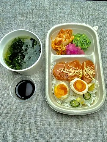 Hình ảnh Set cơm cá hồi - trứng ngâm