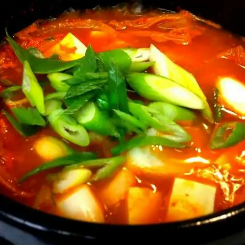 Hình ảnh 김치찌개 Súp kim chi nấu thịt heo+cơm +món ăn phụ