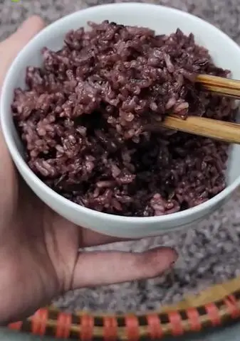 Hình ảnh cơm gạo nương tím kèm rau củ và nấm bào ngư chiên nước mắm 