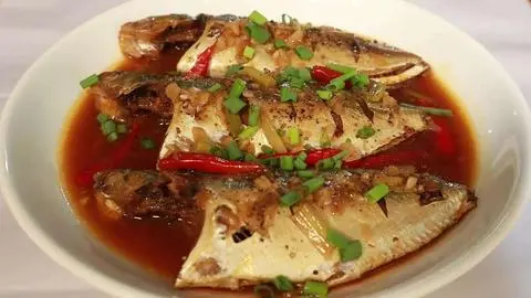 Hình ảnh Cơm cá ngân kho hành ớt.