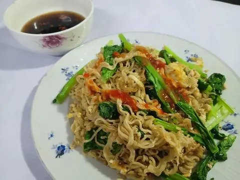 Hình ảnh Mì gói xào trứng