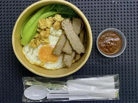 Hình ảnh Mì trộn trứng chả sốt tomyum