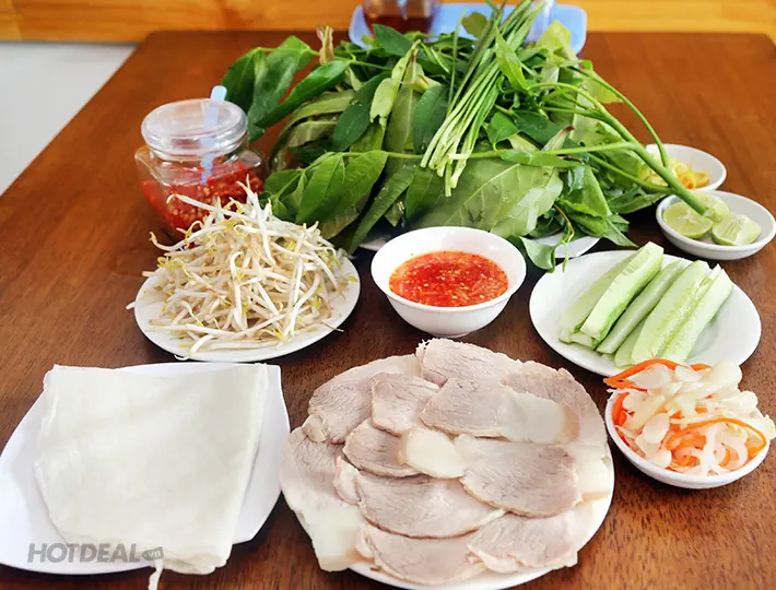 Hình ảnh Thịt heo luộc cuốn bánh tráng mắm chua ngọt