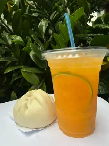 Hình ảnh Combo Bánh bao Xá xíu Trứng Muối Trứng Cút 200gr + Nước cam vắt 800ml