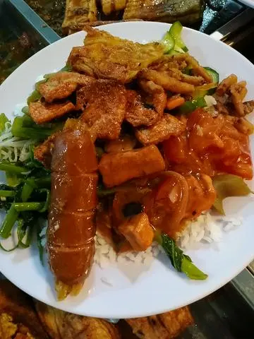 Hình ảnh cơm thập cẩm nhiều món thêm xúc xích. 3 món xào 