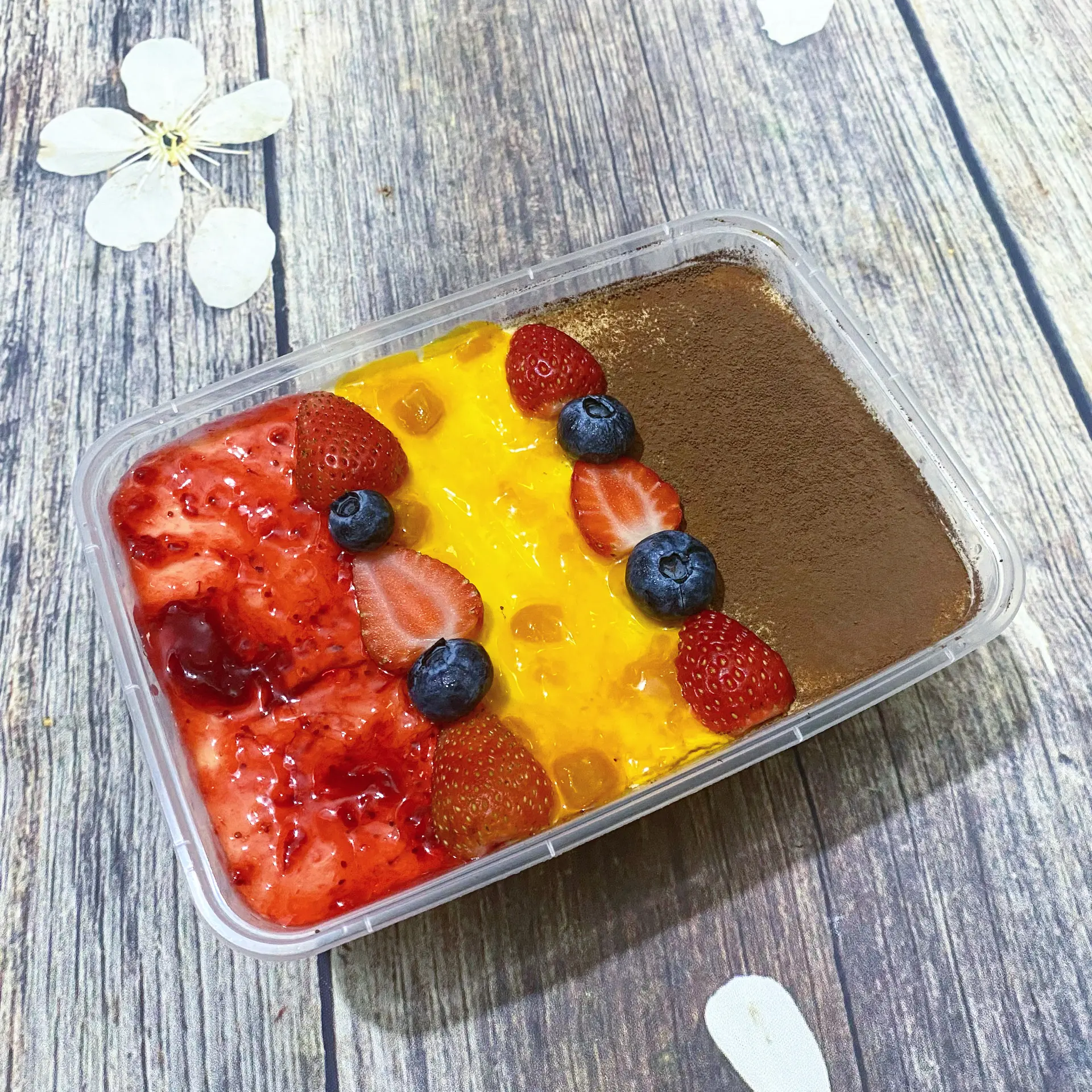 Hình ảnh Tiramisu cacao mix đào dâu