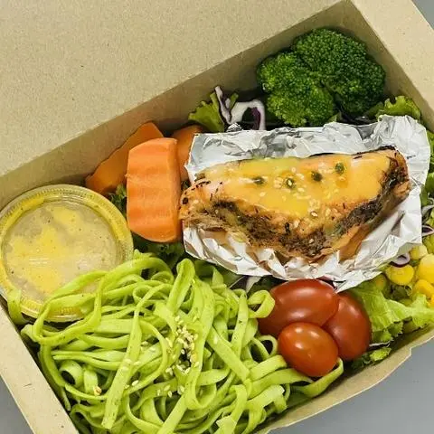 Hình ảnh Mì Rau Củ - Cá hồi áp chảo sốt chanh dây