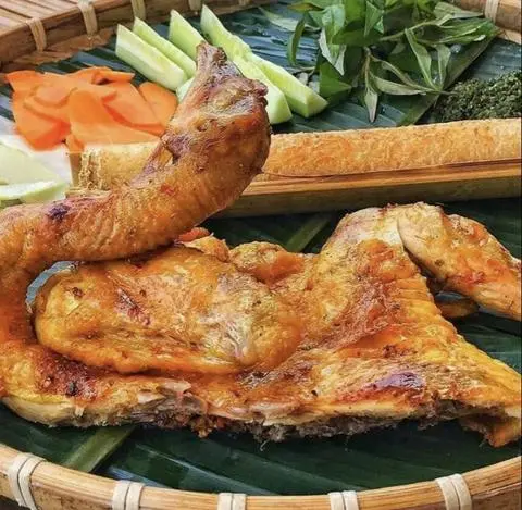 Hình ảnh Nửa con gà ta Bình Định - 2 ống cơm lam - rau ăn kèm - muối chấm