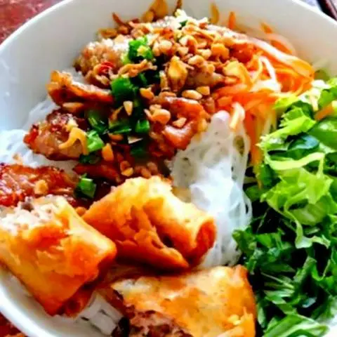 Hình ảnh Bún THỊT NƯỚNG - CHẢ GIÒ/ Grilled Pork with Vermicelli Noodles and Spring Rolls
