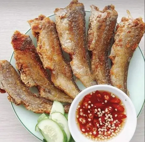 Hình ảnh Cơm cá Đù một nắng mắm xoài (mắm chua ngọt)
