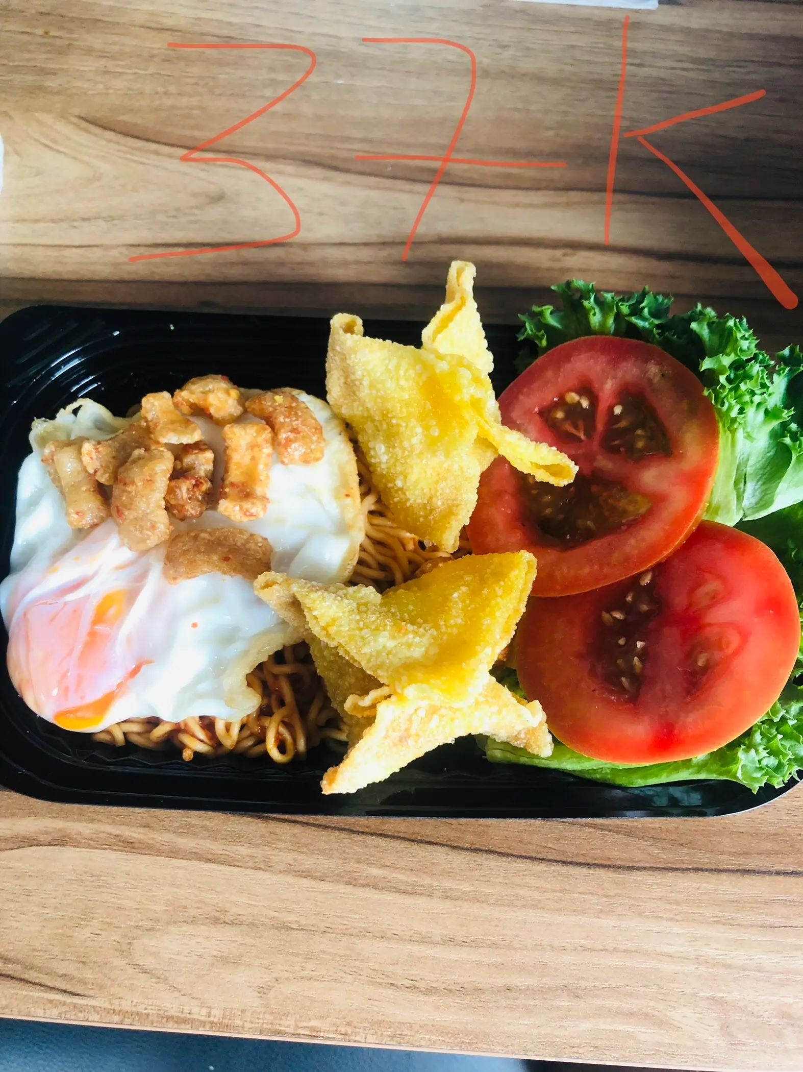 Hình ảnh Mì cay phô mai bò viên trứng chiên 
