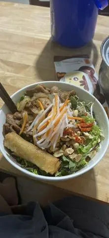 Hình ảnh Bún thịt xào - thịt heo - chả giò