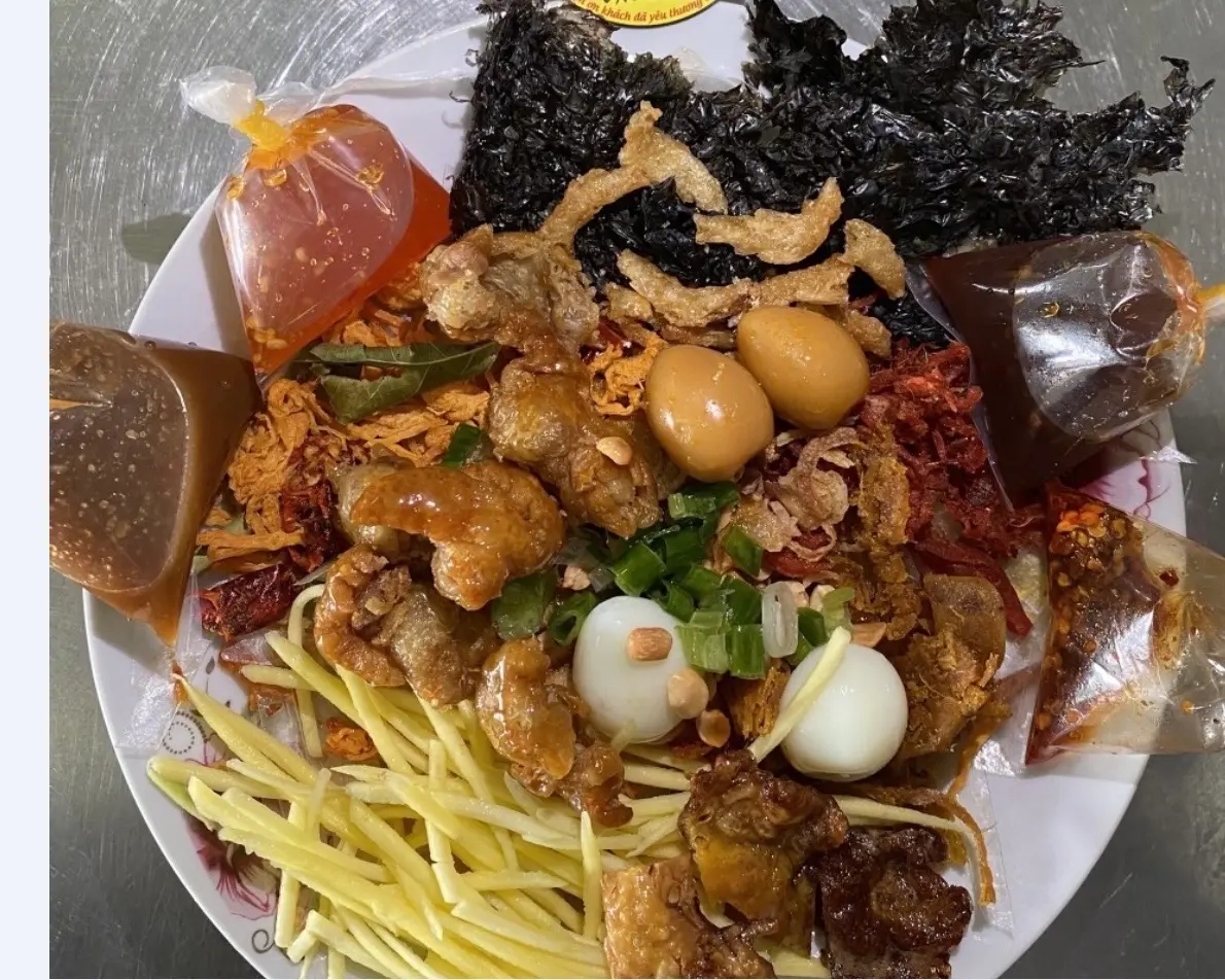 Hình ảnh COMBO Trộn Thập Cẩm Sốt Bò + Trà Tắc Đào