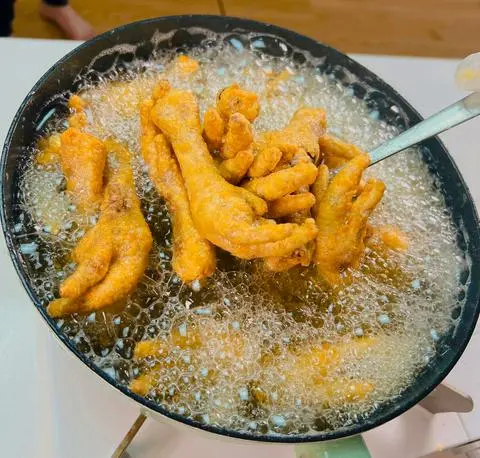 Hình ảnh Chân gà rút xương chiên giòn lắc phô mai 