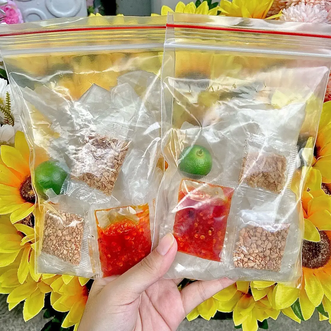 Hình ảnh Bánh tráng phơi sương sốt ớt tắc muối hành phi