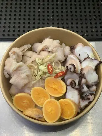 Hình ảnh Chân Gà Mix Tá Lả 4 Món Sốt Thái