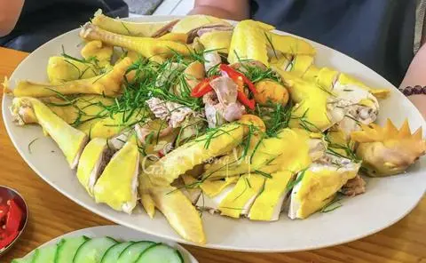 Hình ảnh Gà nguyên con chặt lá chanh