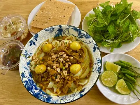Hình ảnh Mì Quảng Gà chọi rút xương - Trứng cút