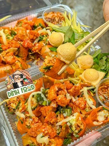 Hình ảnh Bánh tráng cuộn tóp mỡ chấm sốt