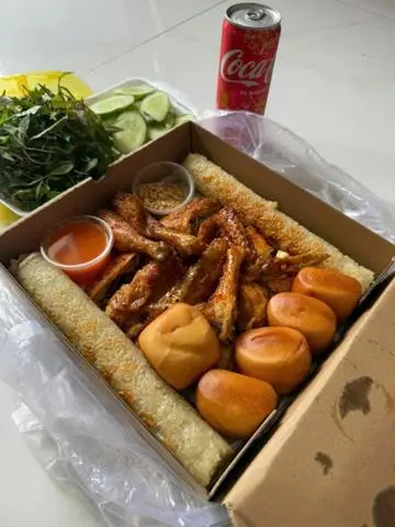 Hình ảnh 1 con gà nướng + 2 cây cơm lam+ 5 bánh bao 