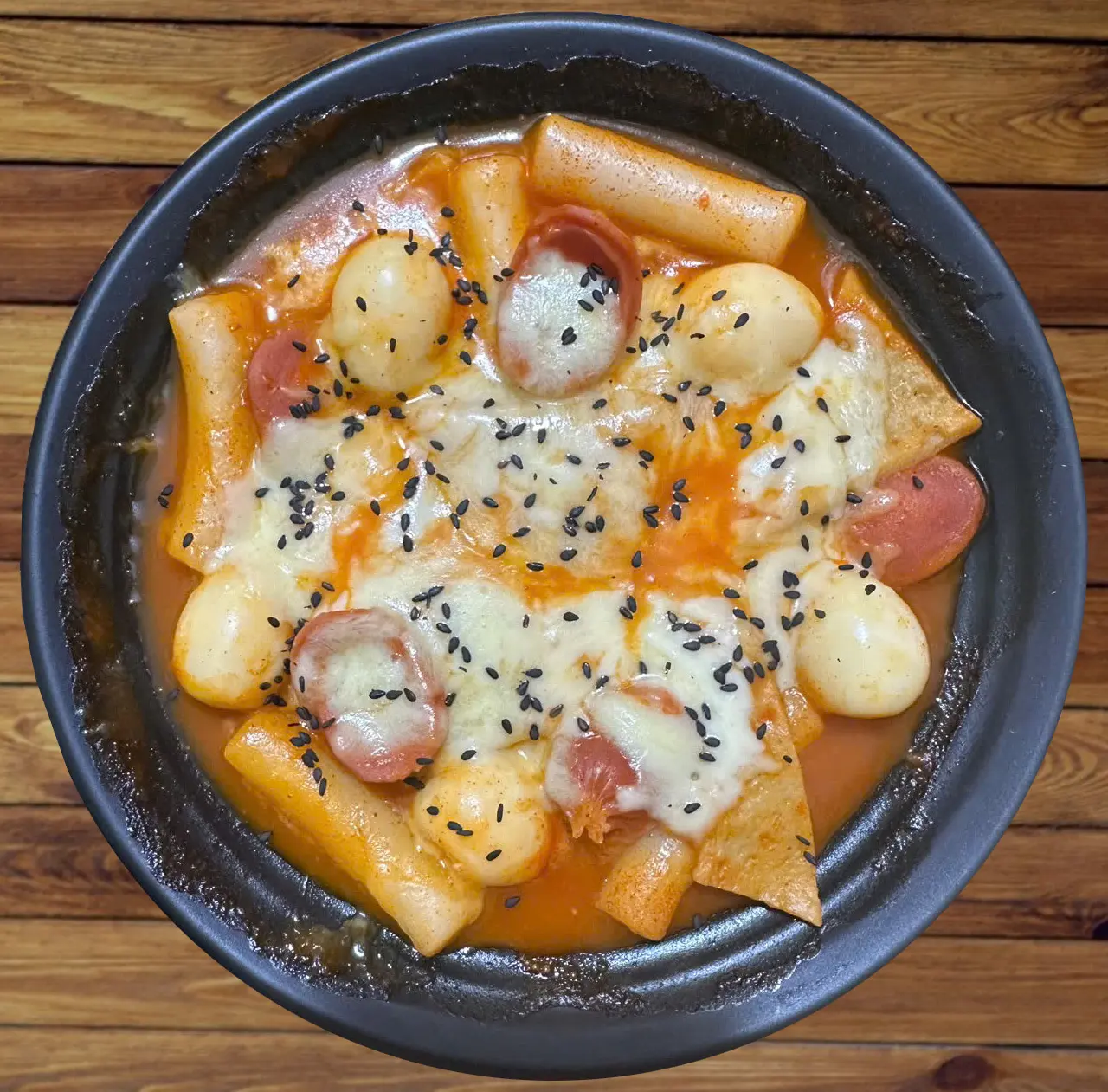 Hình ảnh Tokbokki xúc xích chả cá trứng phô mai sợi