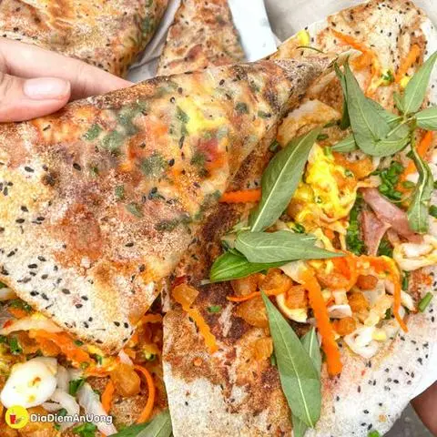 Hình ảnh Bánh Tráng Nướng Mắm Ruốc Topping Xúc Xích
