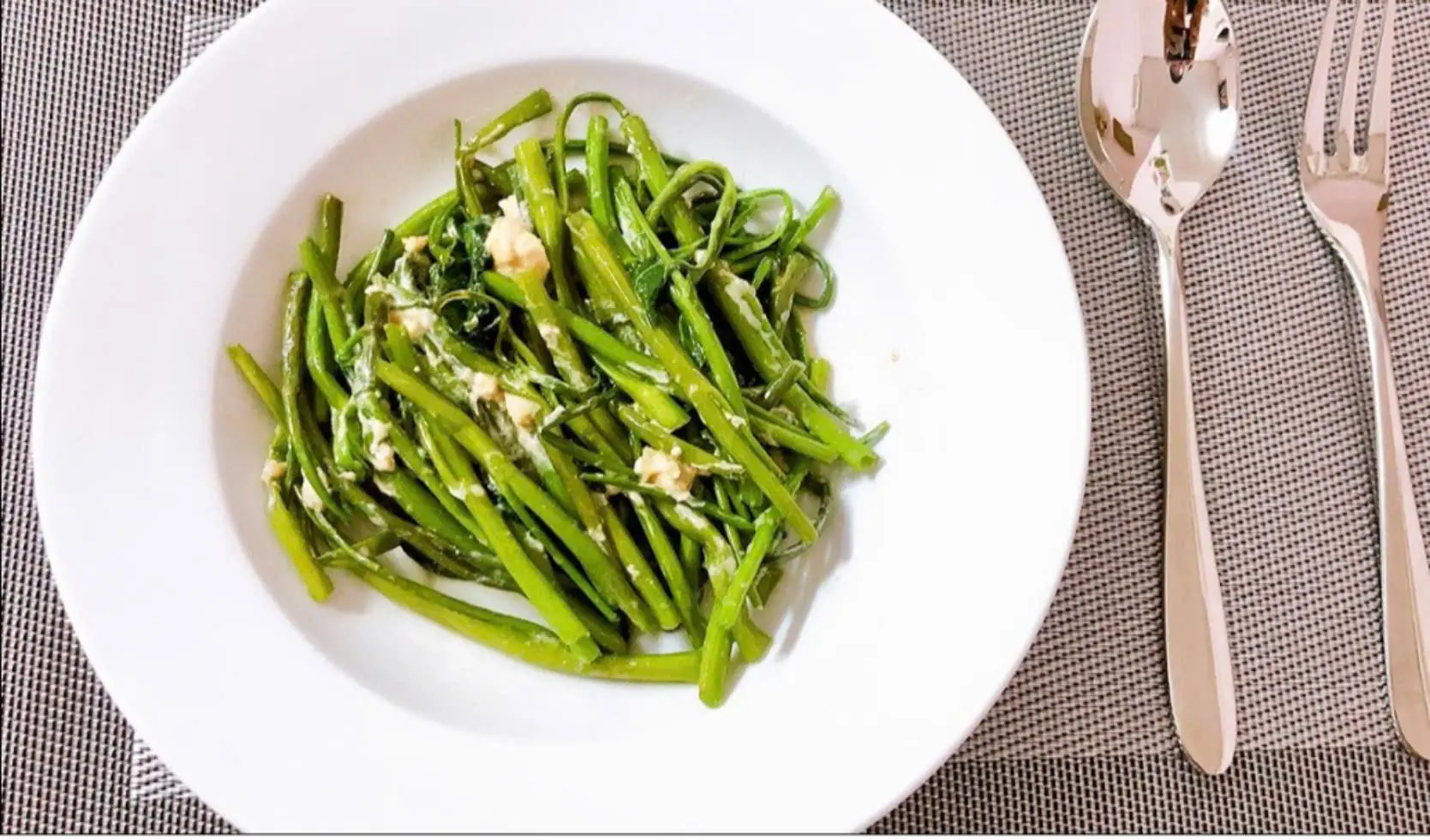 Hình ảnh rau muống xào chao 