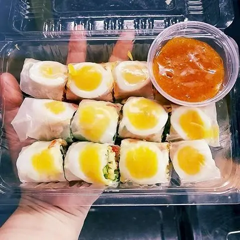 Hình ảnh Bánh tráng phơi sương cuốn lòng đào sốt muối béo