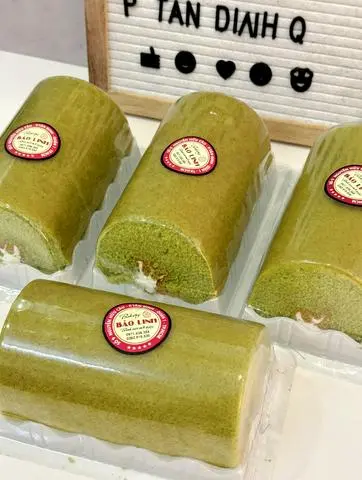 Hình ảnh  Bông lan matcha cuộn kem nhỏ