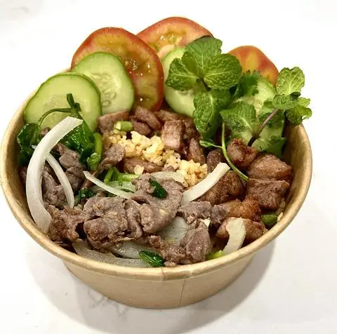 Hình ảnh Cơm thố bò - xá xíu