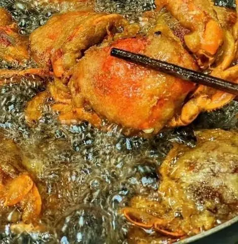 Hình ảnh cua lột lăn bột chiên bơ