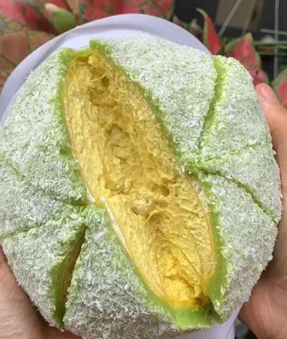 Hình ảnh BÁNH PHÚ SĨ SẦU RIÊNG LÁ DỨA 14CM