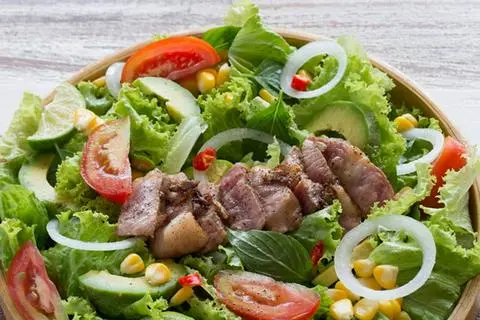 Hình ảnh Cơm bò xào hành tây trộn xà lách cà chua