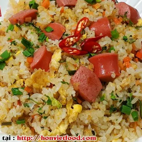 Hình ảnh Cơm chiên trứng ăn kèm Xúc xích