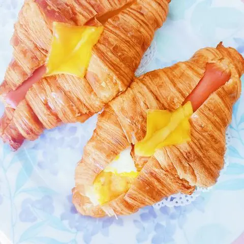 Hình ảnh Combo 2 bánh xúc xích và 1 trà bưởi