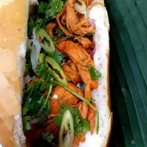 Hình ảnh Bánh mì gà xé lớn 