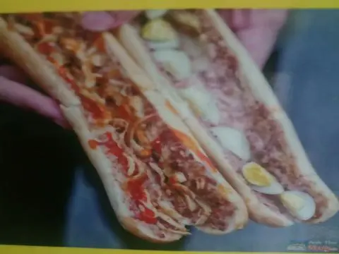 Hình ảnh Bánh mì que sốt bơ trứng cút