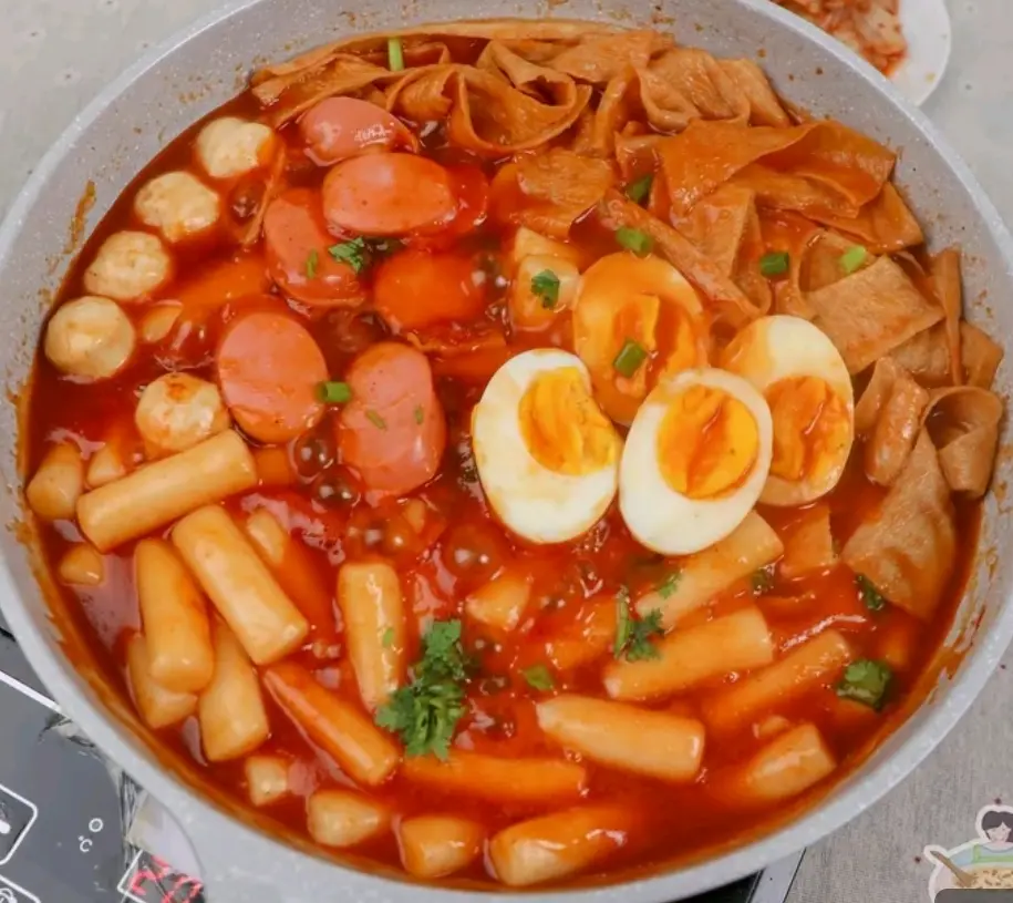 Hình ảnh  bánh gạo sốt hàn quốc-kèm ly trà tắc/ nước ngọt