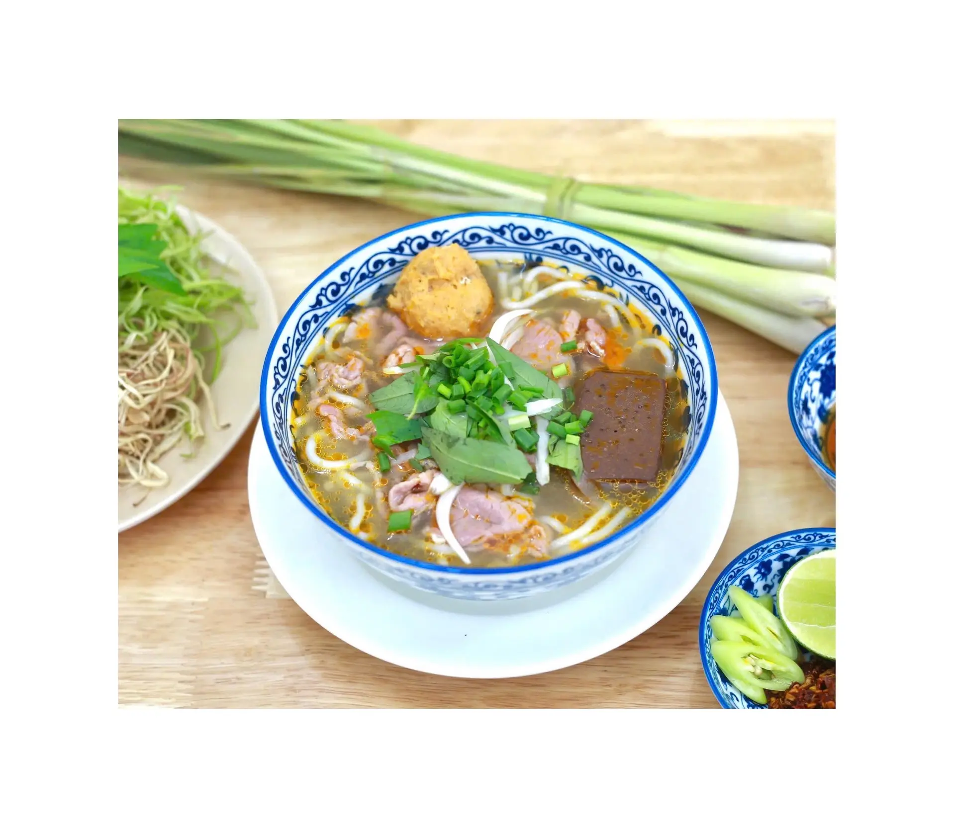 Hình ảnh Bún bò tái chả cua