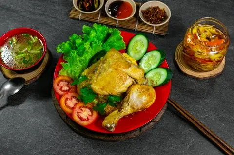 Hình ảnh Cơm gà xối mỡ - đùi góc tư