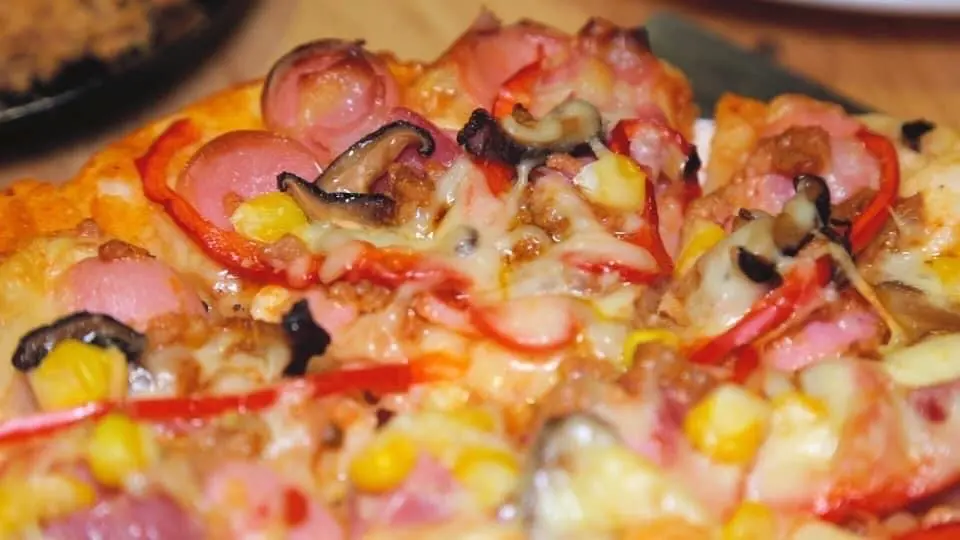 Hình ảnh Pizza xúc xích - thịt xông khói