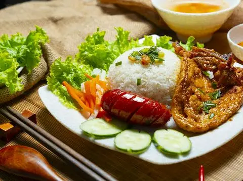 Hình ảnh Cơm tấm sườn + lạp xưởng