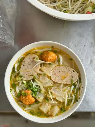 Hình ảnh Bún bò gân, chả, chả cua