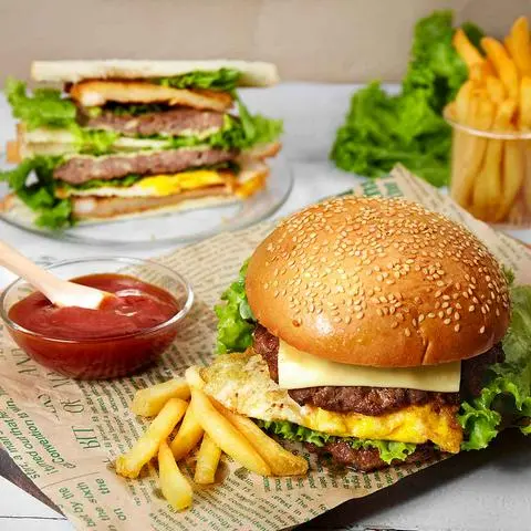 Hình ảnh Burger Bò Trứng Phô Mai - nước- Khoai Tây Phô Mai