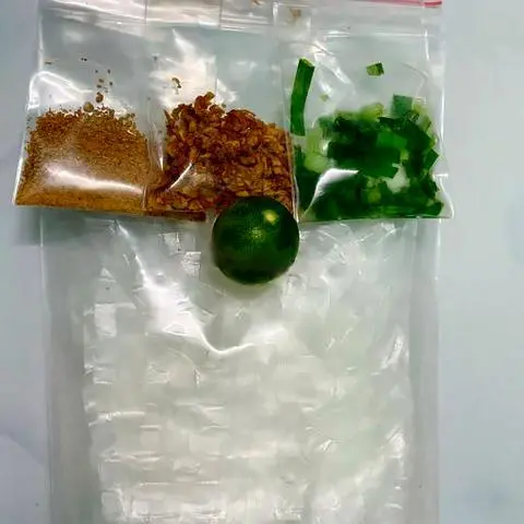 Hình ảnh Bánh tráng mỡ hành hành phi muối nhuyễn