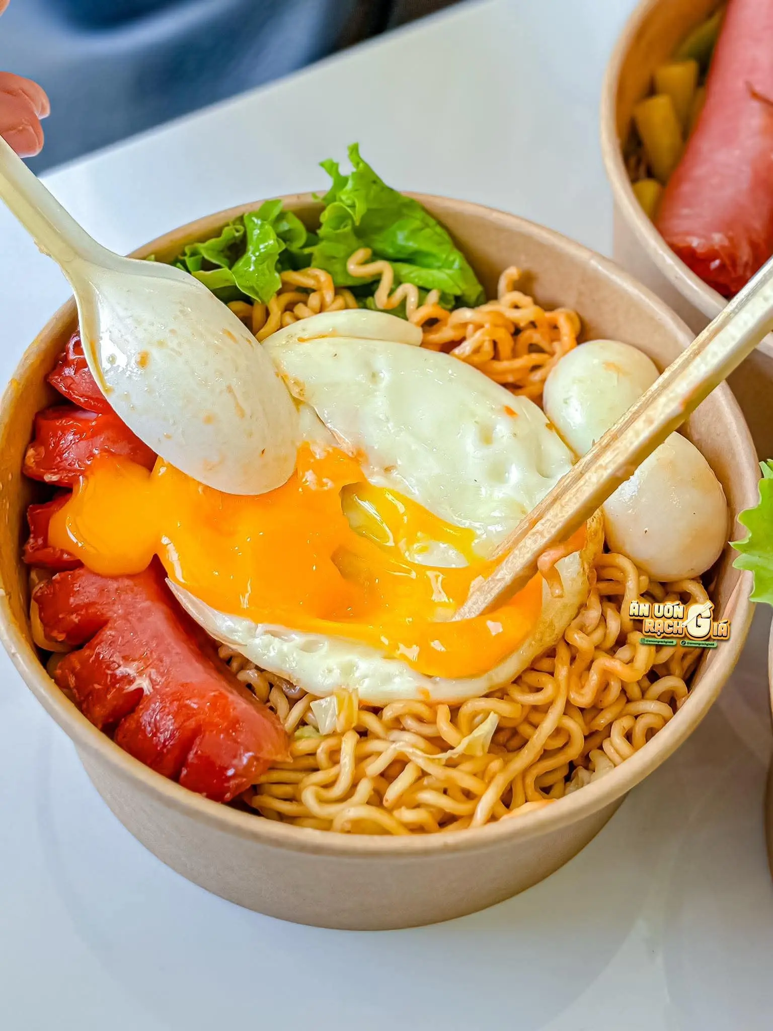 Hình ảnh Mì Trộn Trứng + Xúc Xích