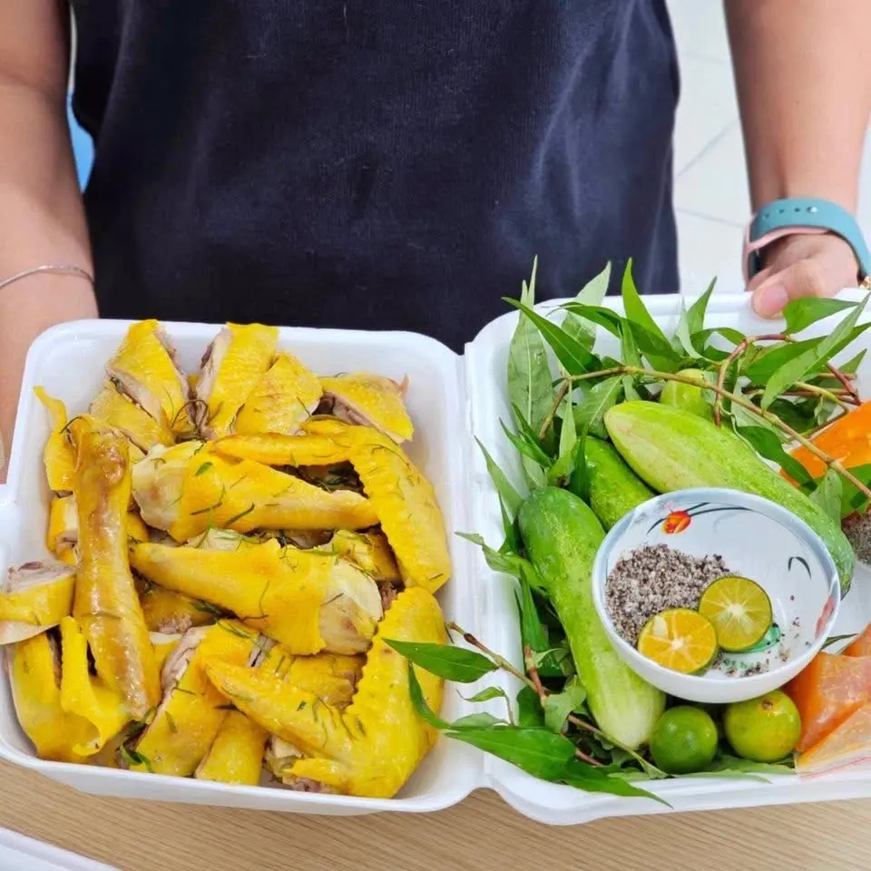 Hình ảnh Gà Hấp Muối Lá Chanh Nguyên Con Chặt Sẵn