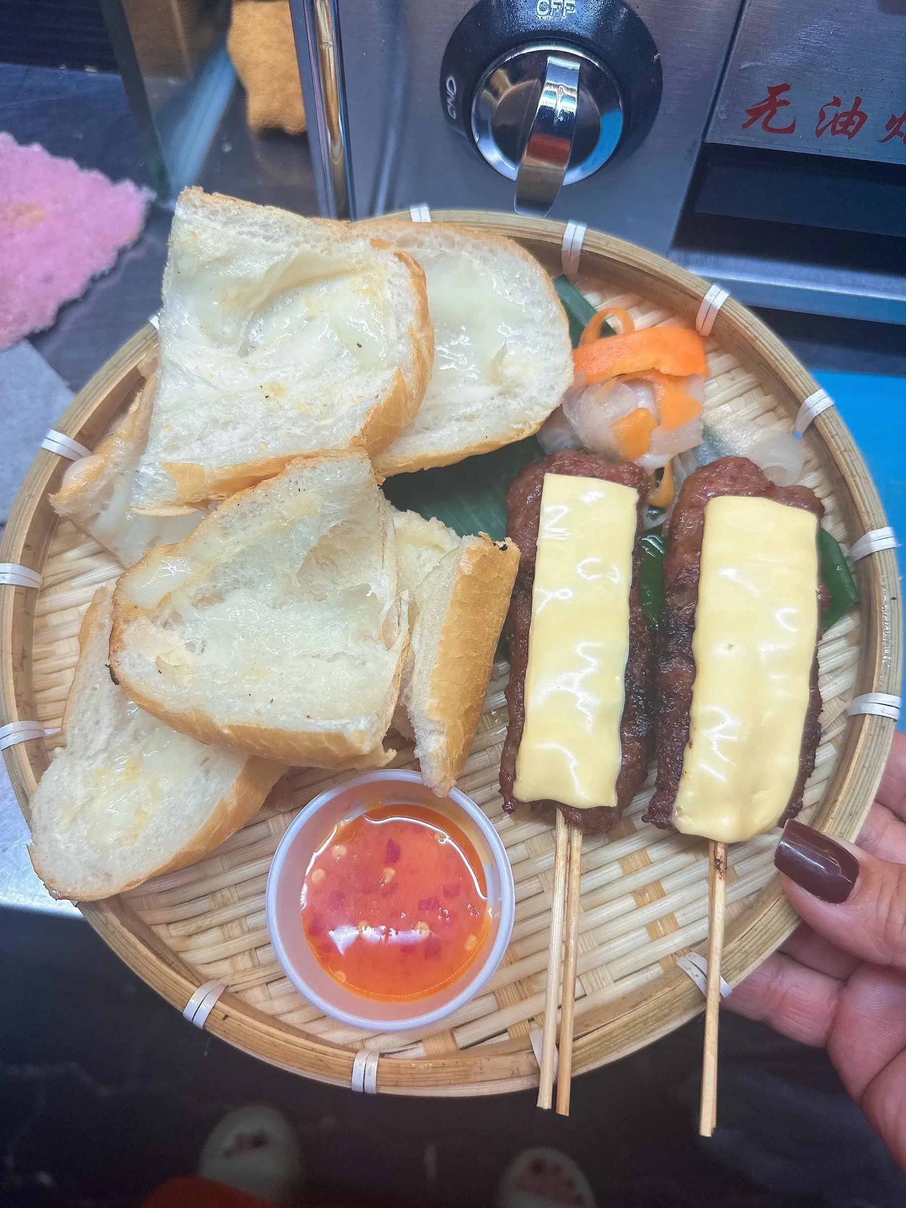 Hình ảnh Combo 2 Heo nướng phô mai Thái lan - 1 bánh mì bơ nướng