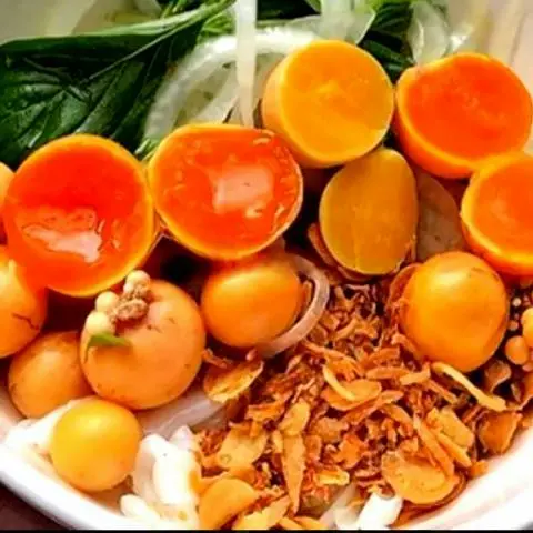Hình ảnh Bánh tráng trộn thập cẩm da heo trứng gà