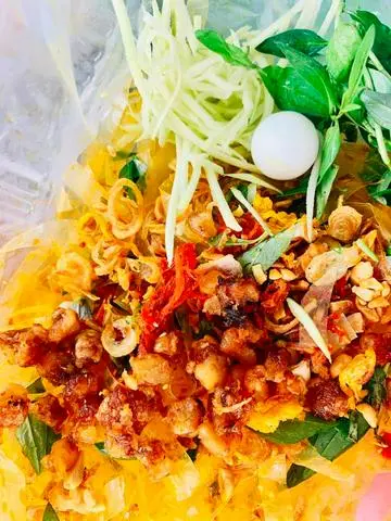 Hình ảnh Bánh Tráng Trộn Tóp Mỡ Rim Tỏi Ớt